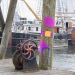 Strickkunst an altem Kran im Flensburger Hafen