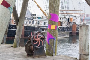Strickkunst an altem Kran im Flensburger Hafen